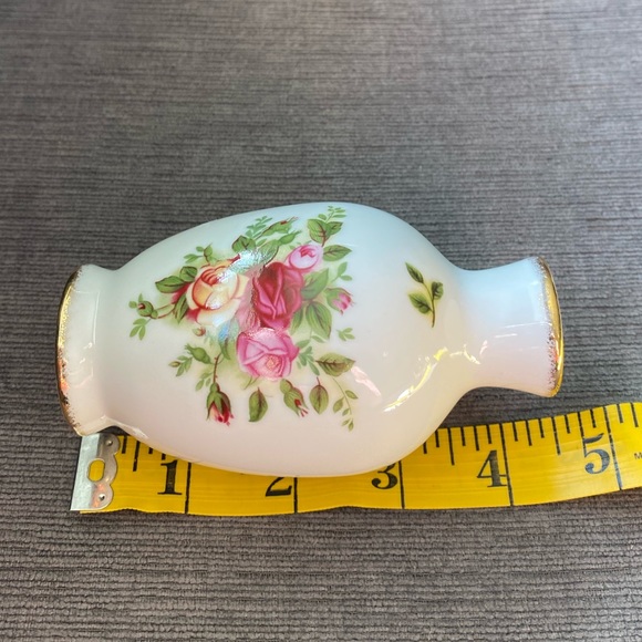 Vintage Royal Albert Mini Porcelain Bud Vase with Pink Roses and Gold Gilt Trim - Picture 10 of 10